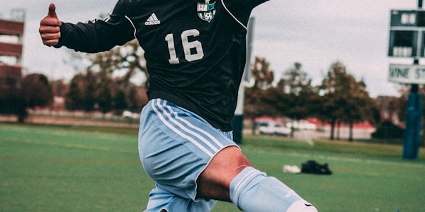 国家队主教练在赛场边指挥